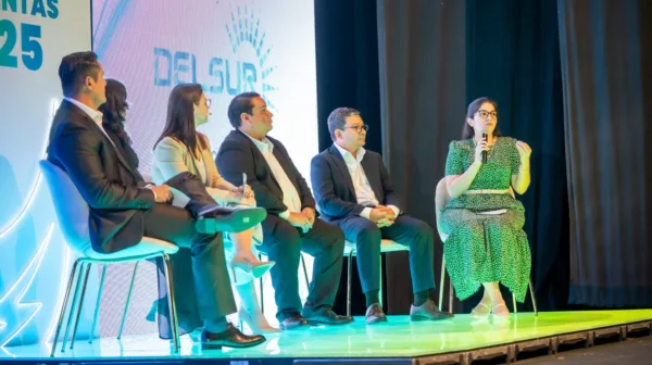 Participantes en foro de Delsur durante conversación sobre progreso y sostenibilidad.