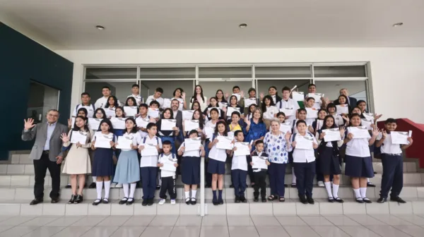 Entrega de becas Paill a estudiantes en programa educativo.