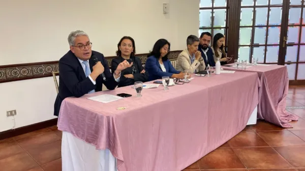 Participación en mesa de diálogo sobre transformación digital en El Salvador.